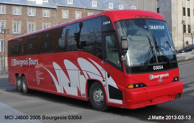 BUS/AUTOBUS: MCI J4500 2005 Bourgeois